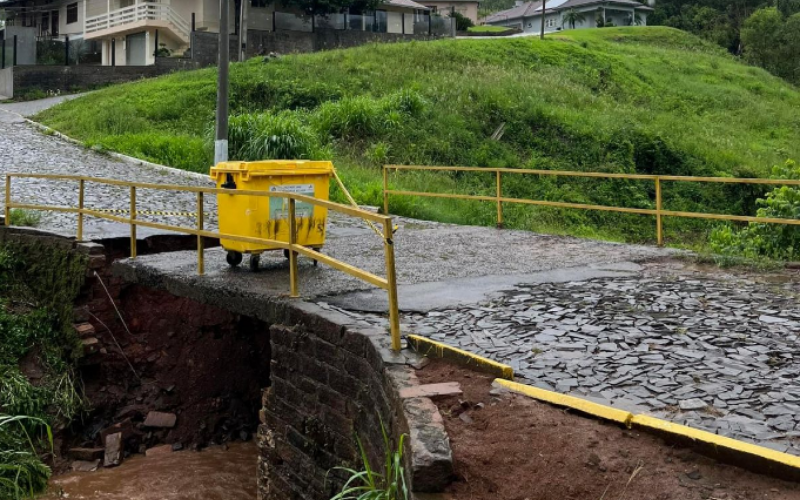 Ponte é interditada em Harmonia depois de alagamentos causados pelas chuvas