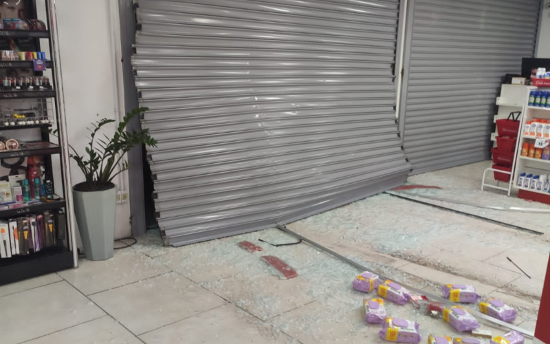 Criminosos arrombam farmácia com carro e levam protetor solar em Novo Hamburgo