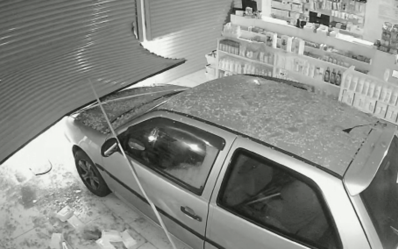 Criminosos arrombam farmácia com carro e levam protetor solar em Novo Hamburgo