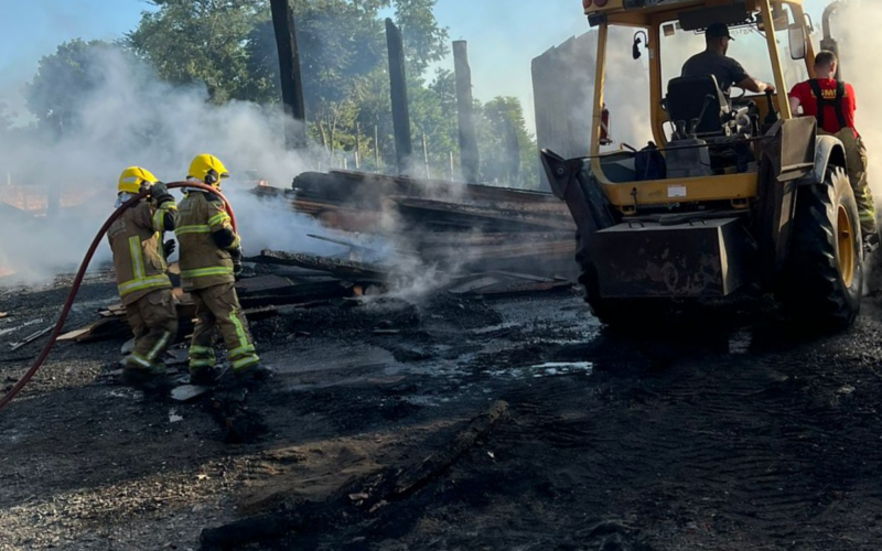 Veja fotos do incêndio que atingiu madeireira às margens da BR-386