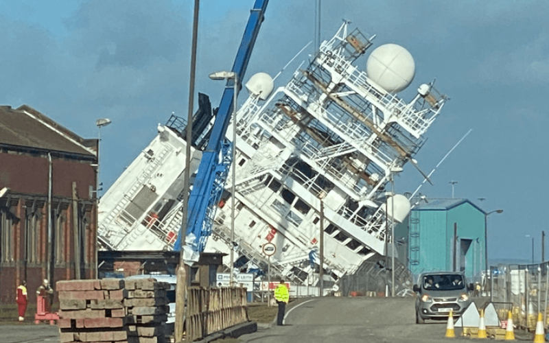 Navio tombou em porto da Escócia