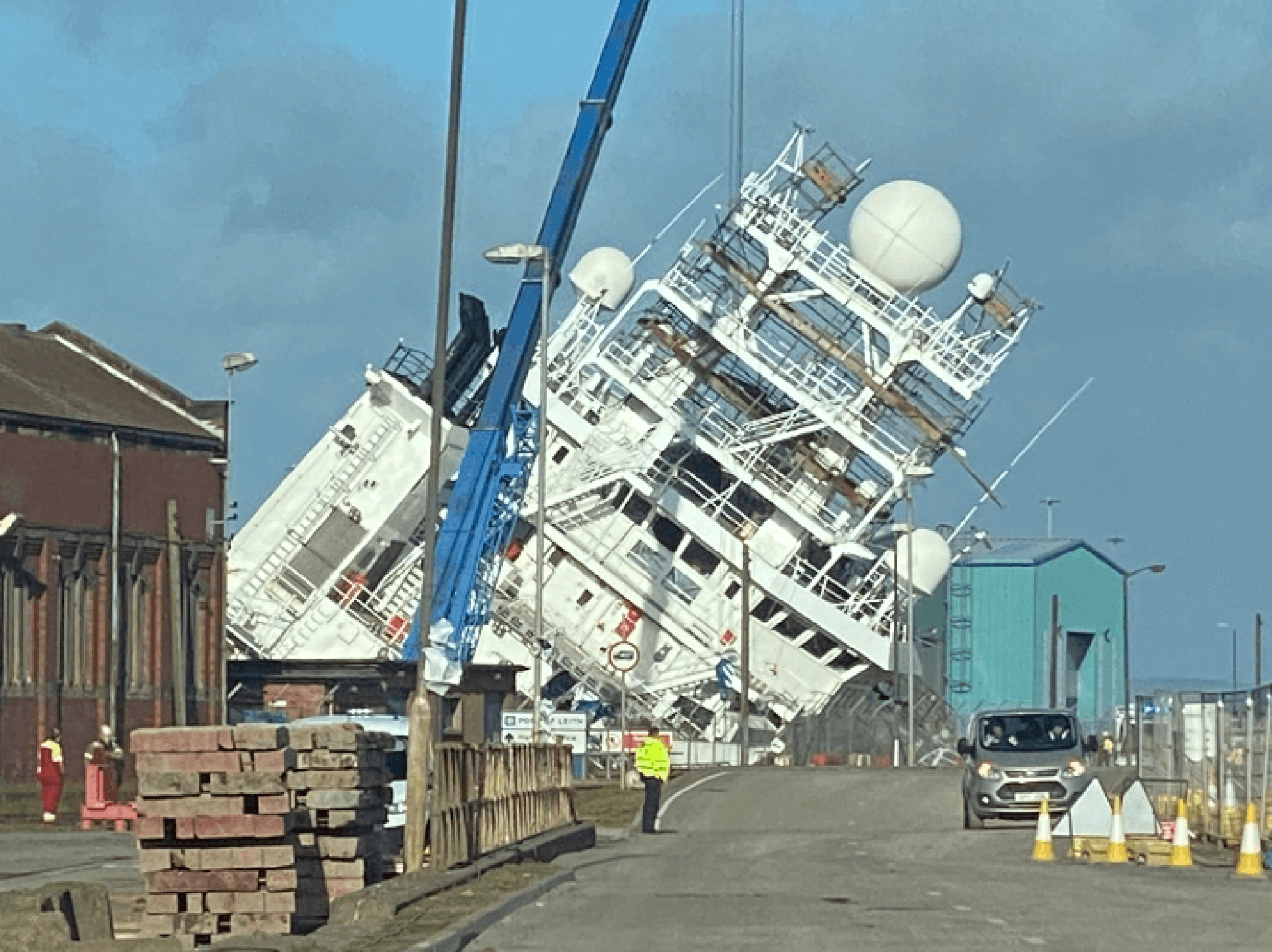 Navio tomba em porto da Escócia e 25 pessoas ficam feridas