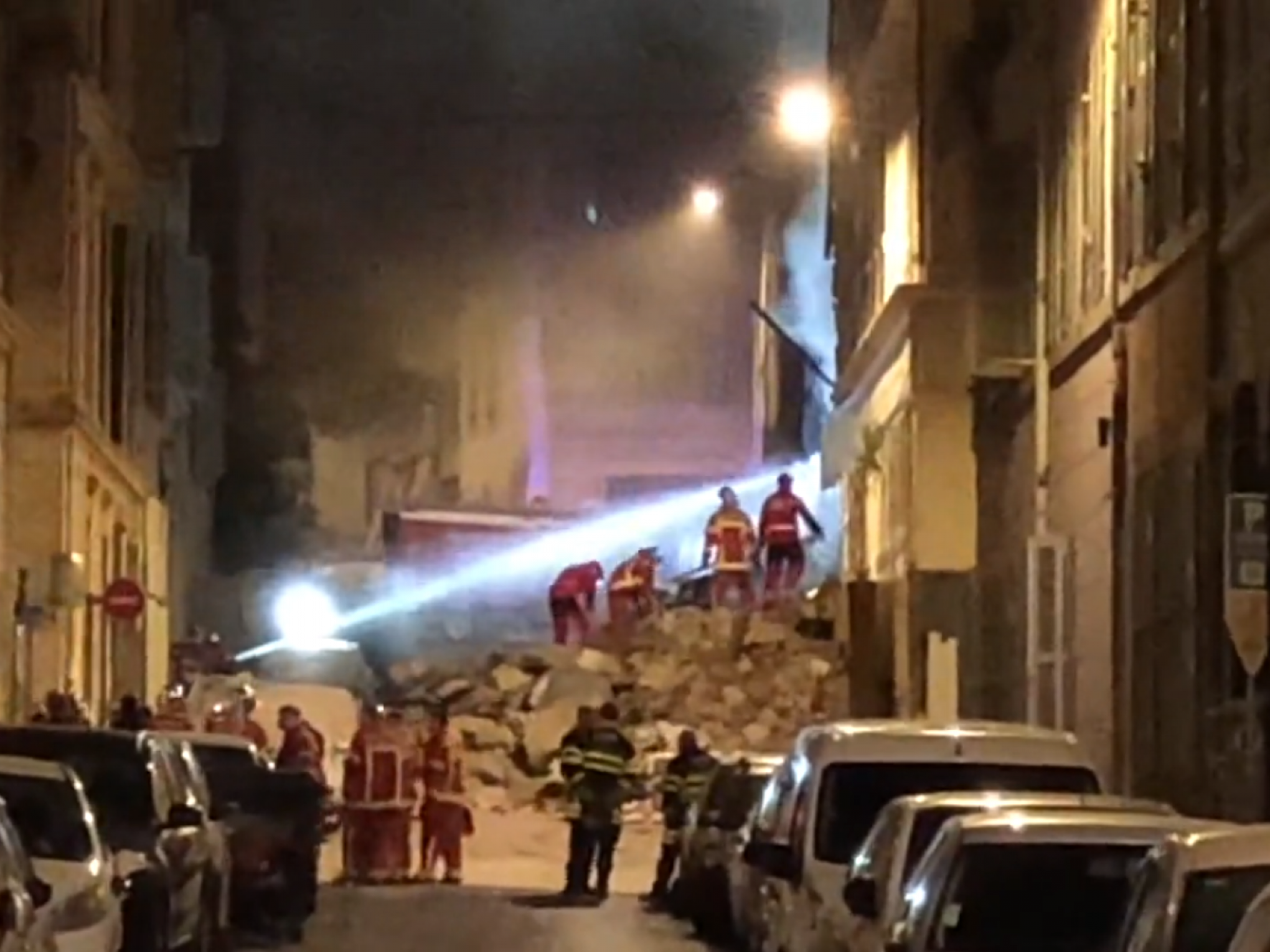 Prédio desaba na cidade francesa de Marselha e vítimas ficam sob os escombros