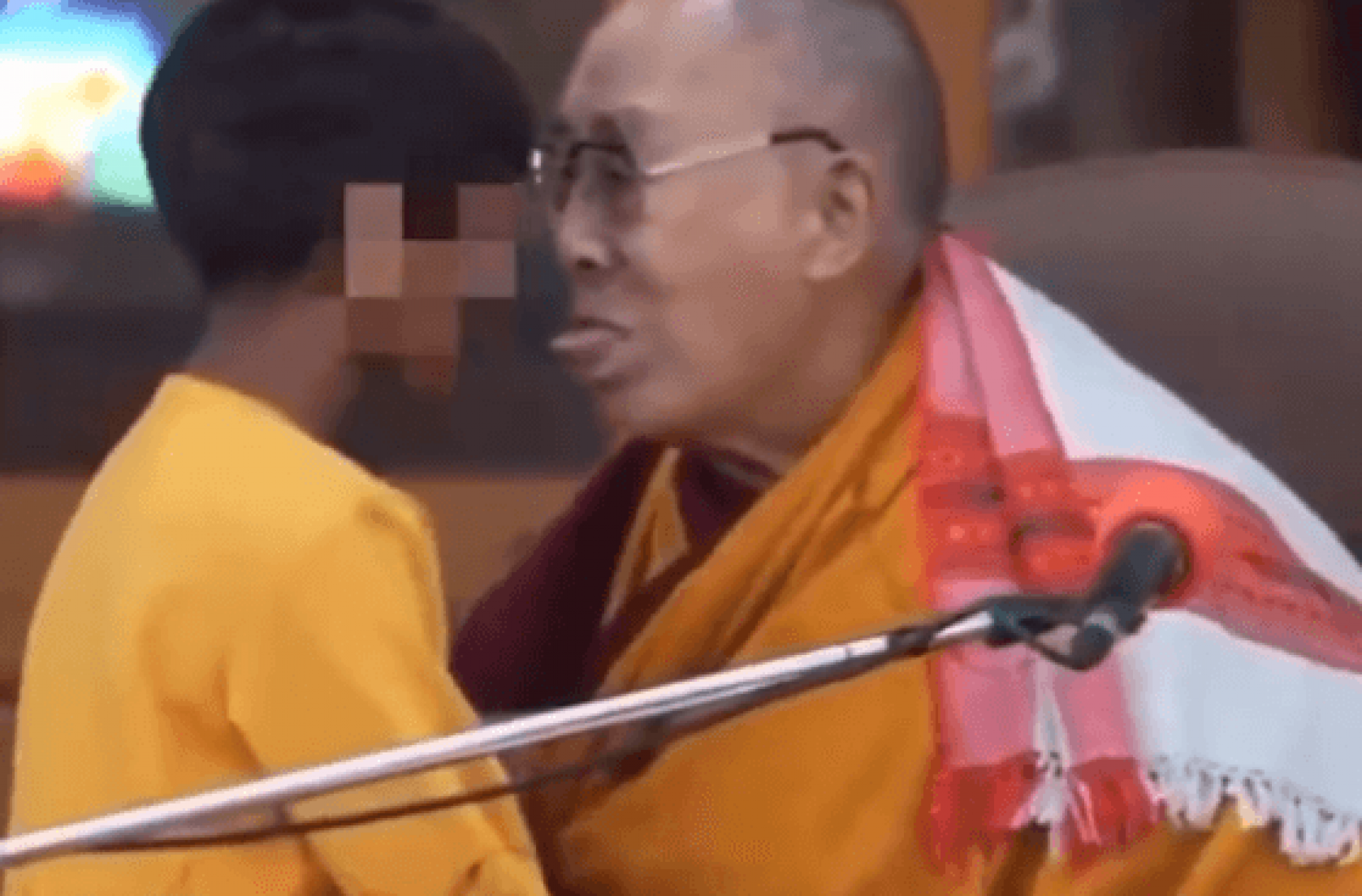 VÍDEO: Dalai Lama pede desculpa após pedir para criança chupar sua língua