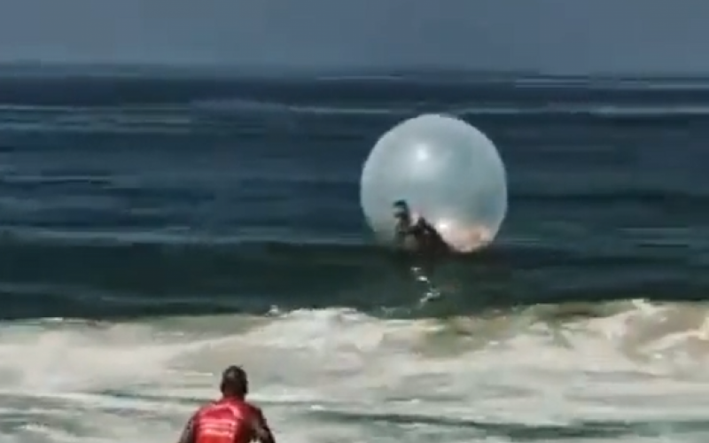 Casal é resgatado após ficar preso em bolha inflável à deriva no mar de Copacabana