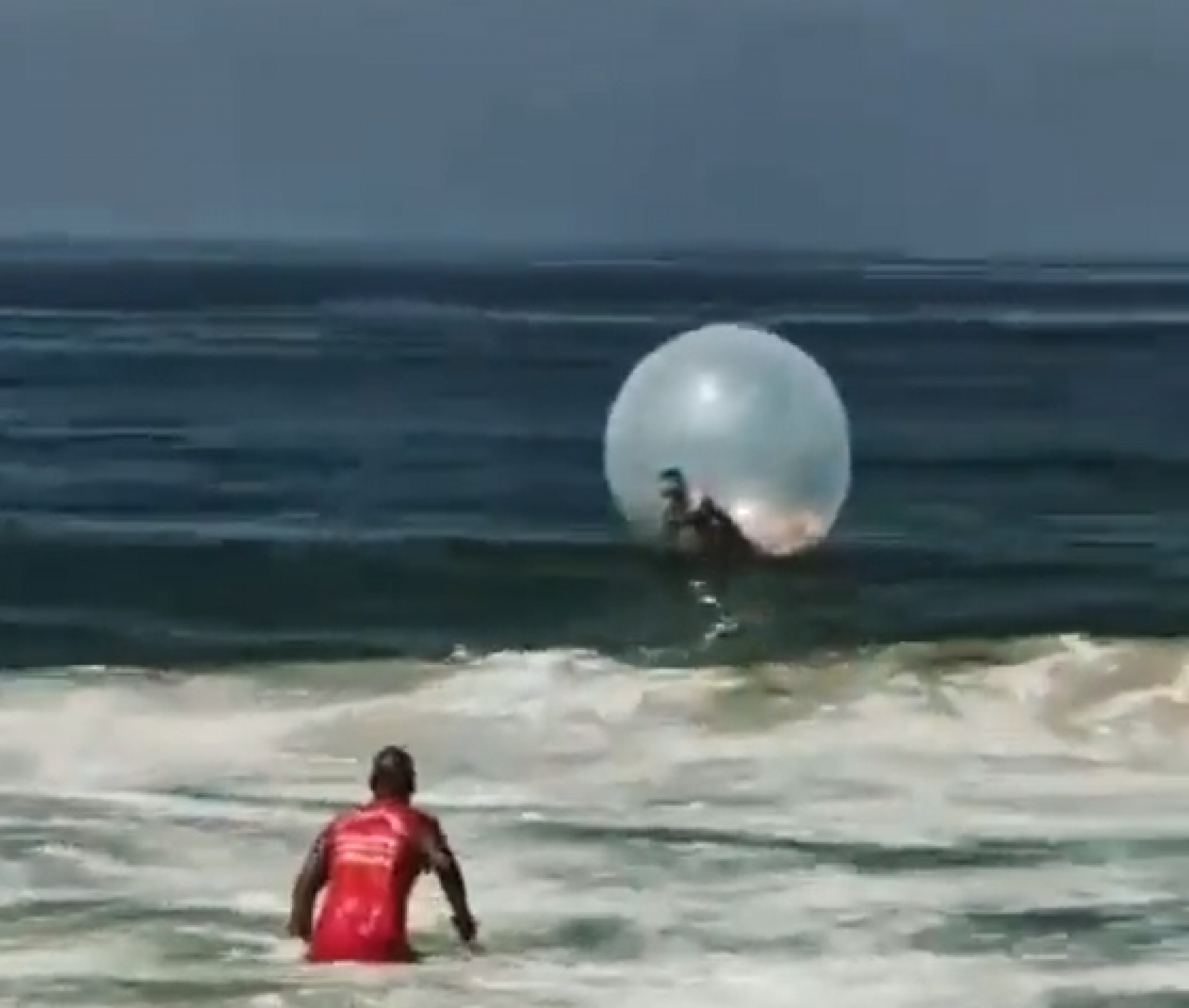 VÍDEO: Casal é resgatado após ficar preso em bolha inflável à deriva no mar de Copacabana