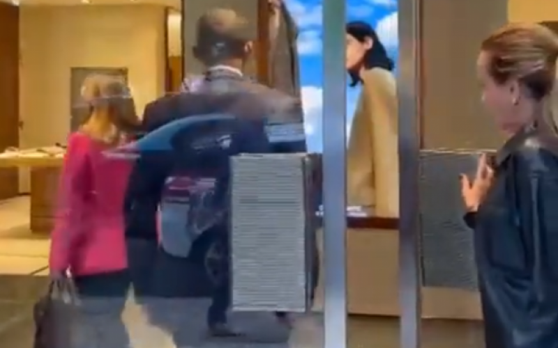 Vídeo mostra momento em que a primeira-dama Janja entra em loja de grife em Portugal