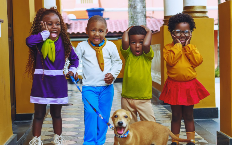 CrianÃ§as de trÃªs anos participaram de ensaio da turma do Scooby-Doo em MacaÃ©, no Rio de Janeiro