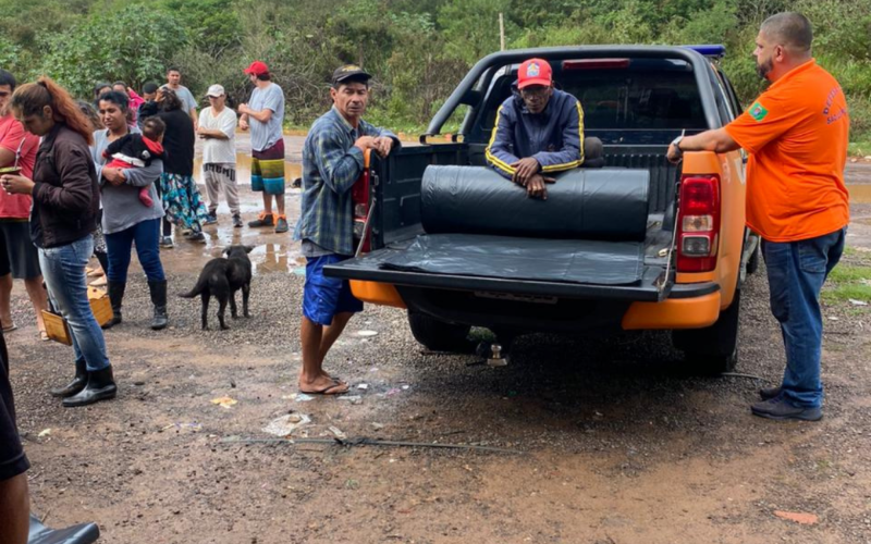 EFEITOS DA CHUVA: Região registra alagamento de casas e tem doação de lonas