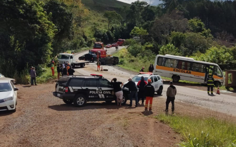 Batida frontal com micro-ônibus deixa dois mortos e sete feridos; veja o que já se sabe