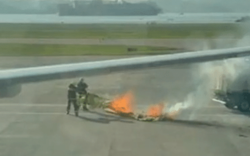 VÍDEO: Balão cai sobre avião e pega fogo na pista do Aeroporto Santos Dumont