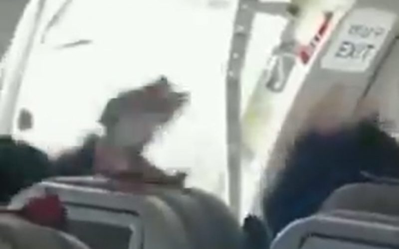 VÍDEO: Passageiro é preso após abrir porta de avião durante o voo