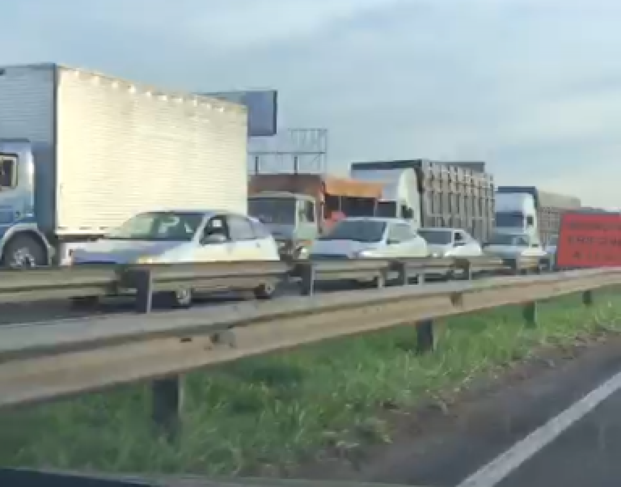 VÍDEO: Acidente entre caminhões afetou o trânsito na BR-116