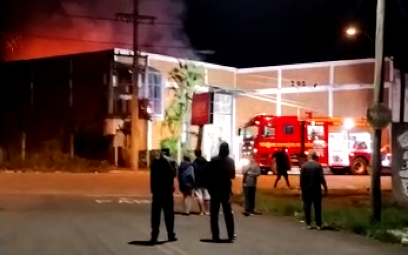 Incêndio atinge prédio de gráfica em Novo Hamburgo