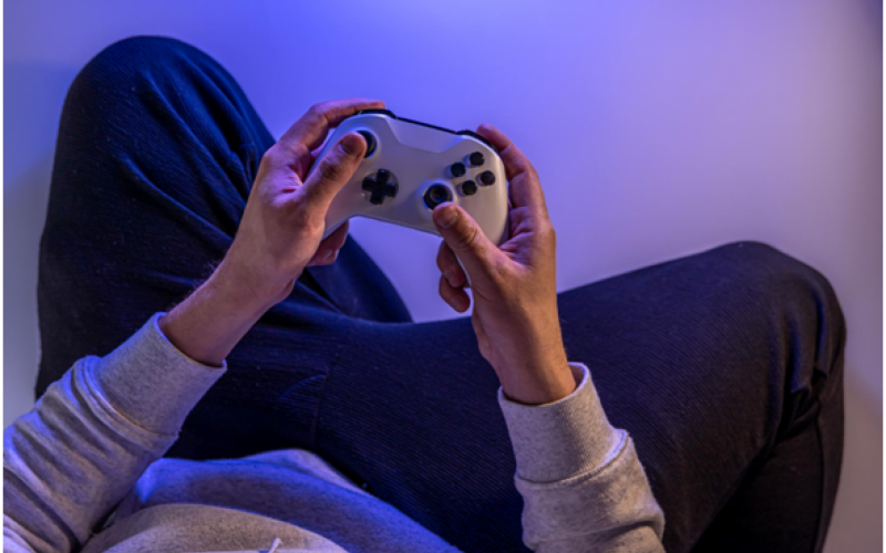 Diversos grupos de pessoas que gostam de videogames jogam no console de  jogos, se divertindo com