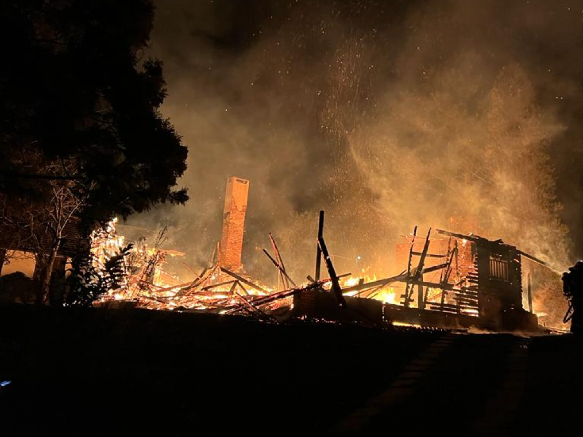 IncÃªndio consumiu uma casa e deixou outra parcialmente queimada