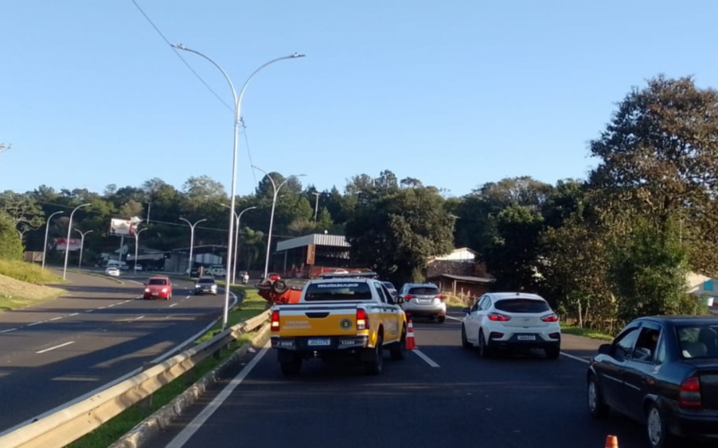 Fusca capota na RS-239 e bloqueia parte da rodovia; veja vídeo | Jornal NH