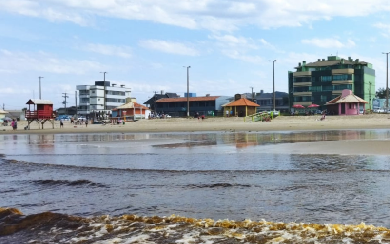 Mar "chocolatão" em Atlântida Sul com temperatura de 23°C às 12h45 deste domingo | Jornal NH