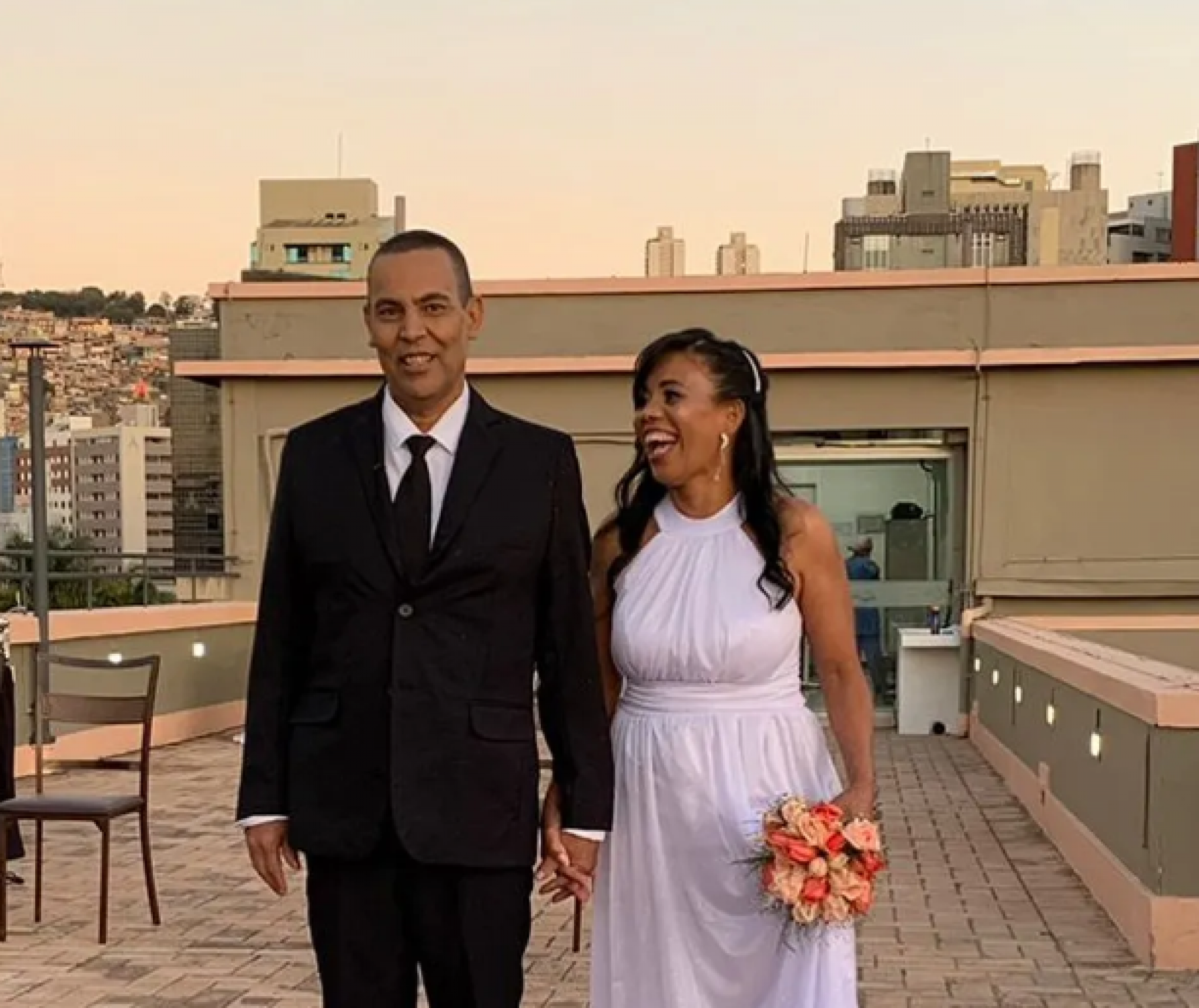 CASAMENTO INUSITADO: Funcionários realizam cerimônia dos sonhos de casal em terraço de hospital