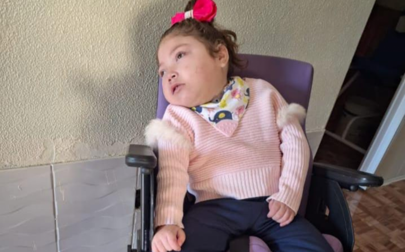 Casal de São Leopoldo faz rifa para comprar cadeira de rodas adaptada para filha que tem doença rara; saiba como ajudar