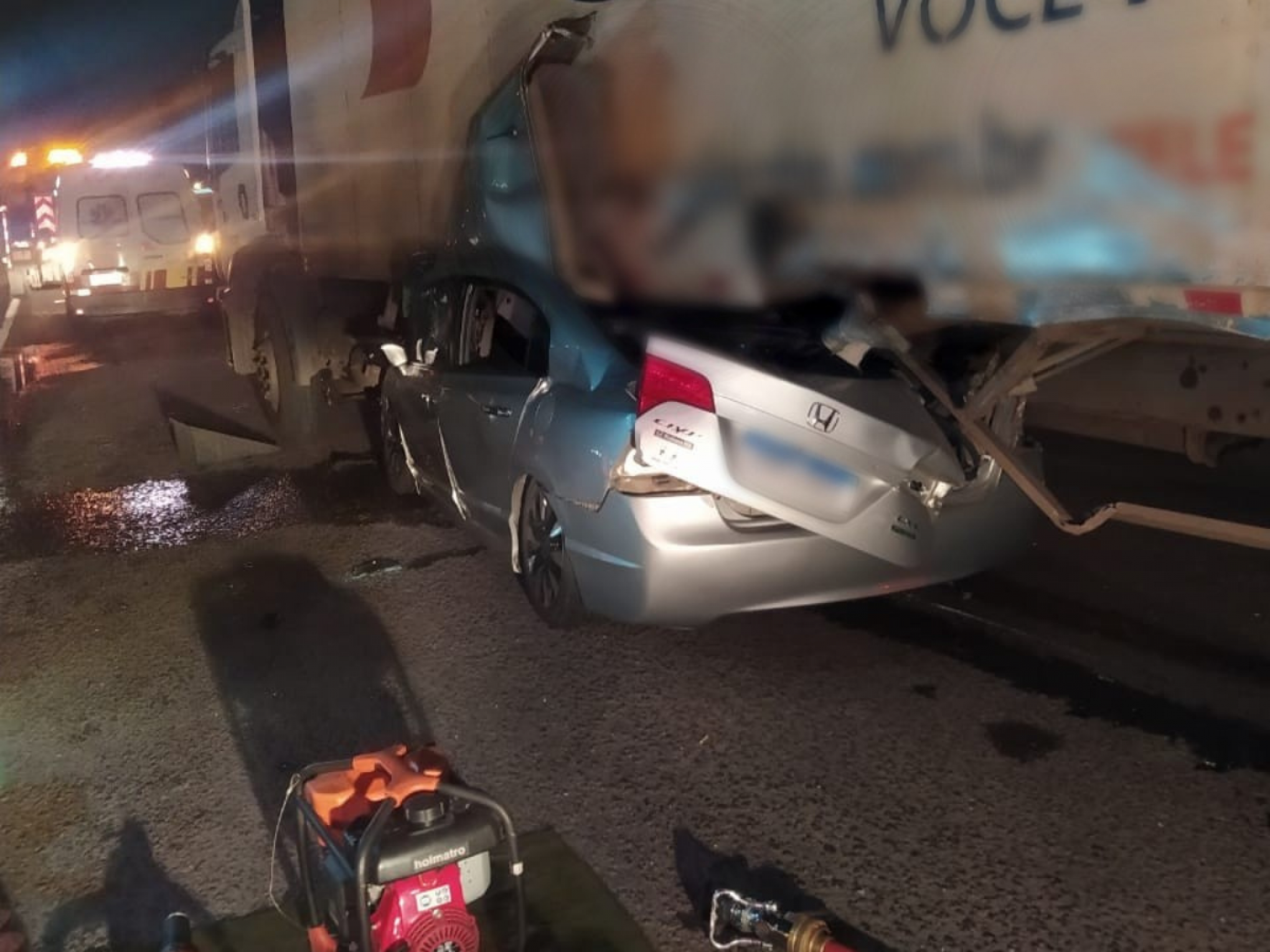 ACIDENTE DE TRÂNSITO: Carro fica preso embaixo de caminhão e motorista e passageiro morrem na BR-386