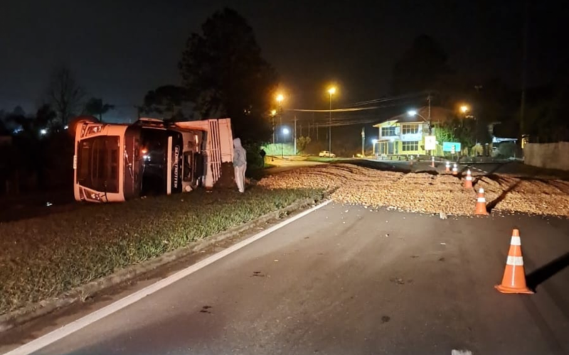 ACIDENTE DE TRÂNSITO: Caminhão tomba e causa bloqueio na RS-239; saiba como desviar