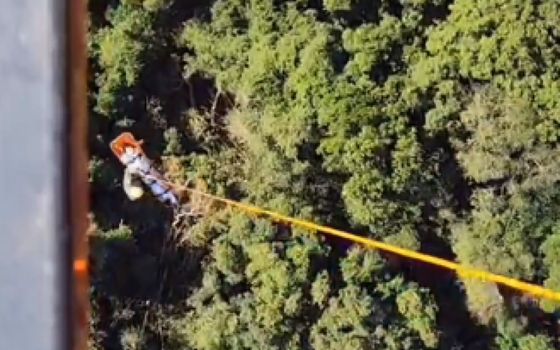 Mulher foi resgatada de helicóptero pelos Bombeiros em trilha de Porto Alegre | Jornal NH