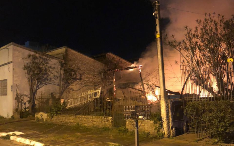 Casa é atingida por incêndio em Novo Hamburgo