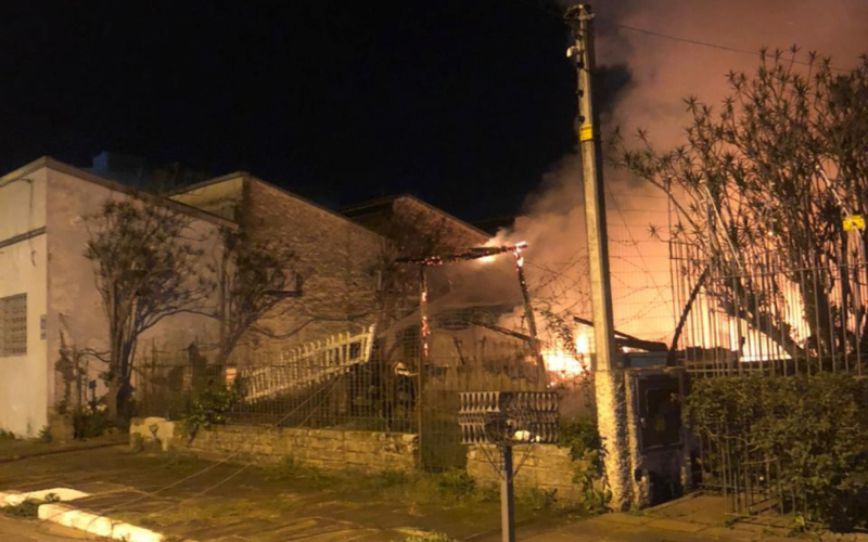 Casa Ã© atingida por incÃªndio em Novo Hamburgo