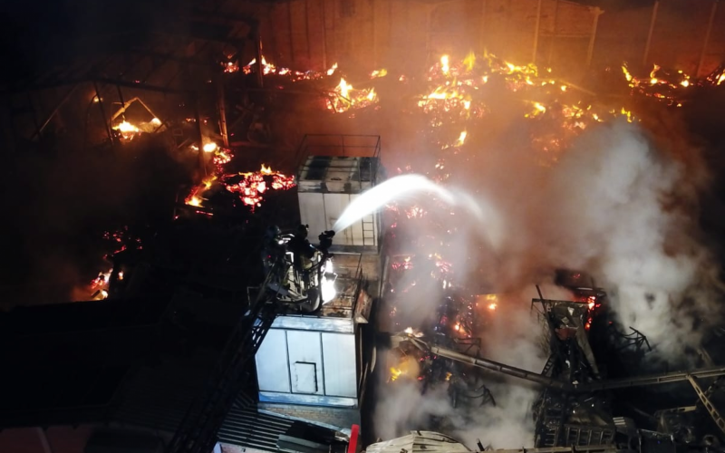 Bombeiros fazem rescaldo de incÃªndio que atingiu madeireira em Sapucaia do Sul