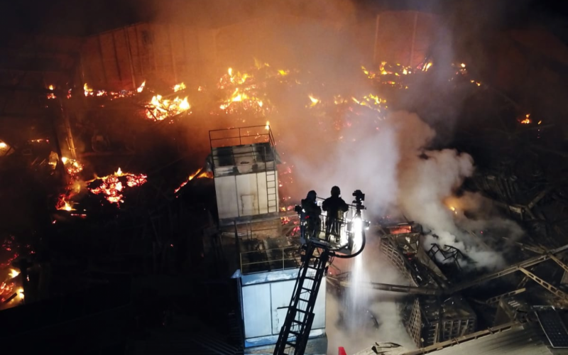 Bombeiros fazem rescaldo de incÃªndio que atingiu madeireira em Sapucaia do Sul