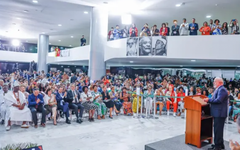 Lula discursa durante a celebração "20 anos das políticas de igualdade racial no Brasil: da SEPPIR [Secretaria Especial de Políticas de Promoção da Igualdade Racial] ao MIR". Na imagem, é possível ver Oba Adeyeye Enitan Ogunwusi sentado, à esquerda da imagem. Foto: Ricardo Stuckert [Flickr]. | Jornal NH