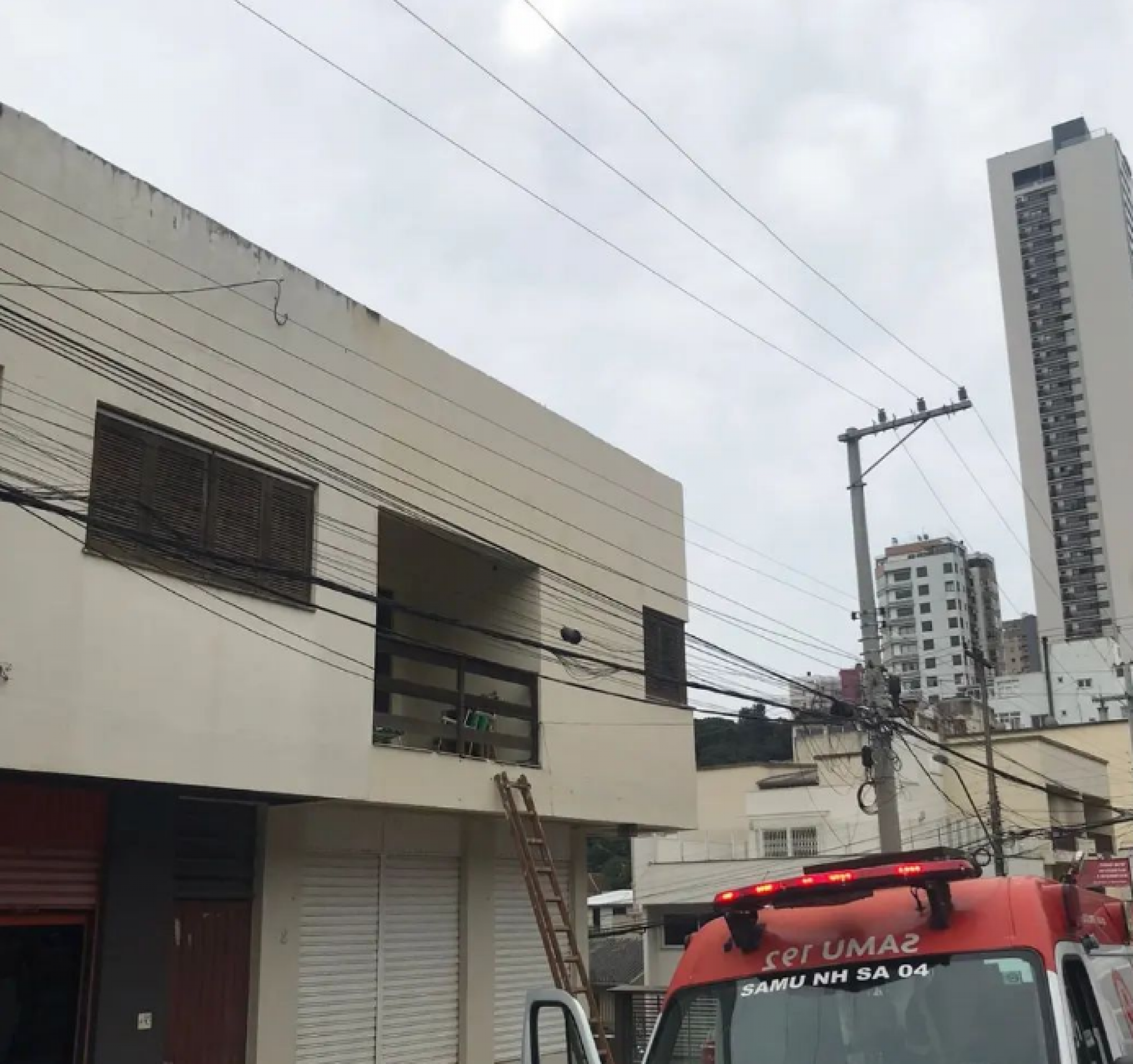 Pintor leva choque enquanto trabalhava no telhado de prédio em Novo Hamburgo | Jornal NH