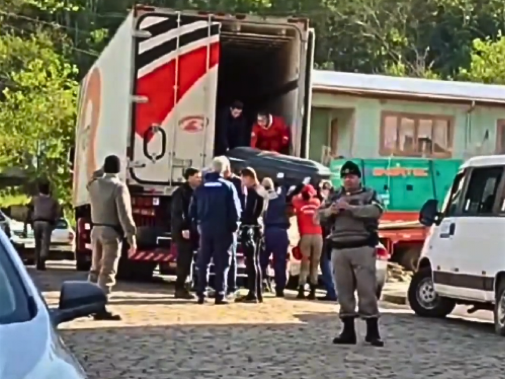 VÍDEO: Caminhão frigorífico recolhe corpos de vítimas de enchentes em Muçum e Roca Sales