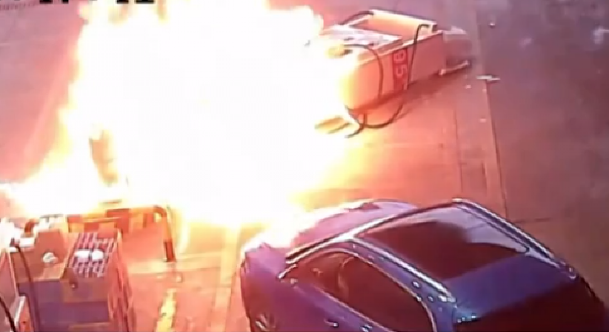EXPLOSÃO: Motorista causa grande incêndio após sair de posto com bomba de combustível presa ao carro