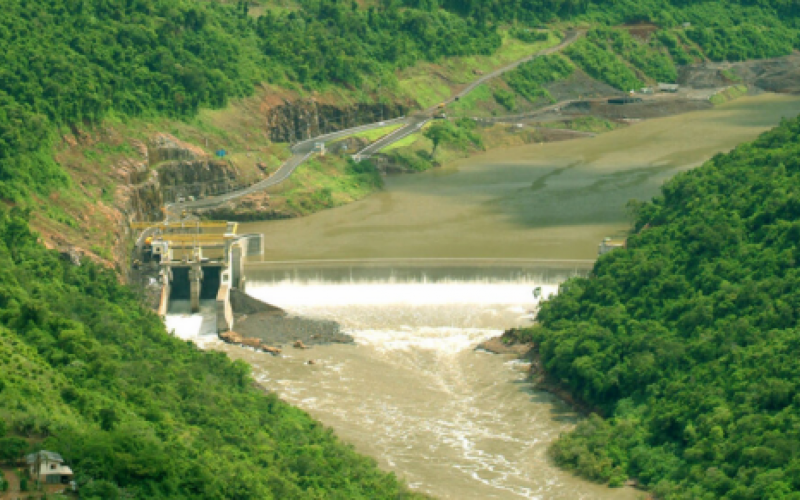 Quando há muita água na barragem, ela escoa pela crista, ou seja, passa por cima do barramento. (Foto: Ceran) | Jornal NH