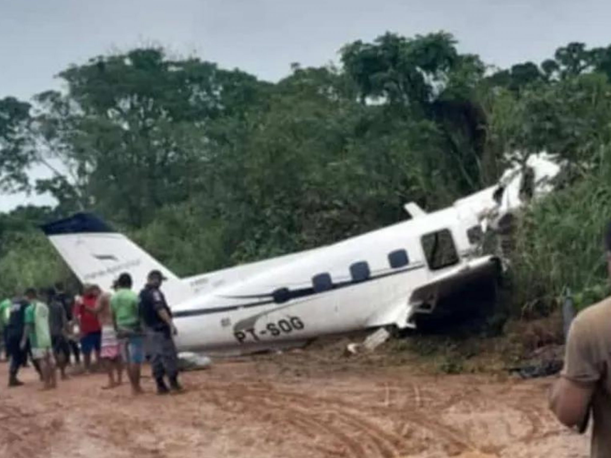 Dois tripulantes e 12 passageiros morrem em queda de avião no Amazonas