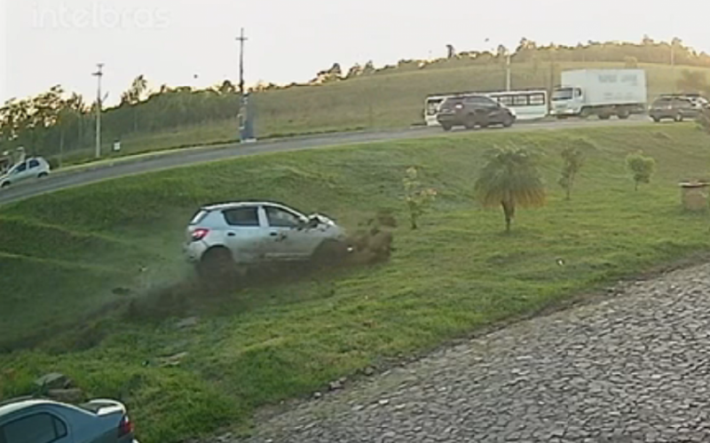 CÃ¢mera de seguranÃ§a flagra momento em que criminosos perdem controle do carro e descem barranco Ã s margens da RS239