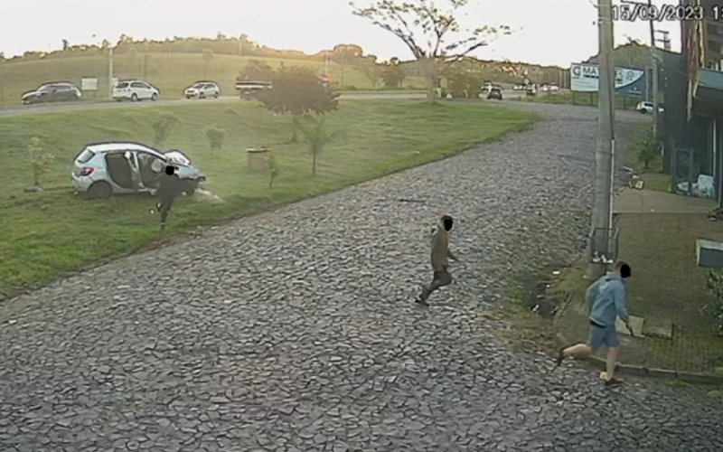 Momento em que assaltantes abandonam carro e fogem Ã  pÃ© para o interior de bairro Ã s margens da RS-239
