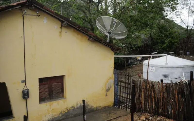 Cisterna construída ao lado de residência rural para captação de água da chuva em Quixadá (CE).  | Jornal NH