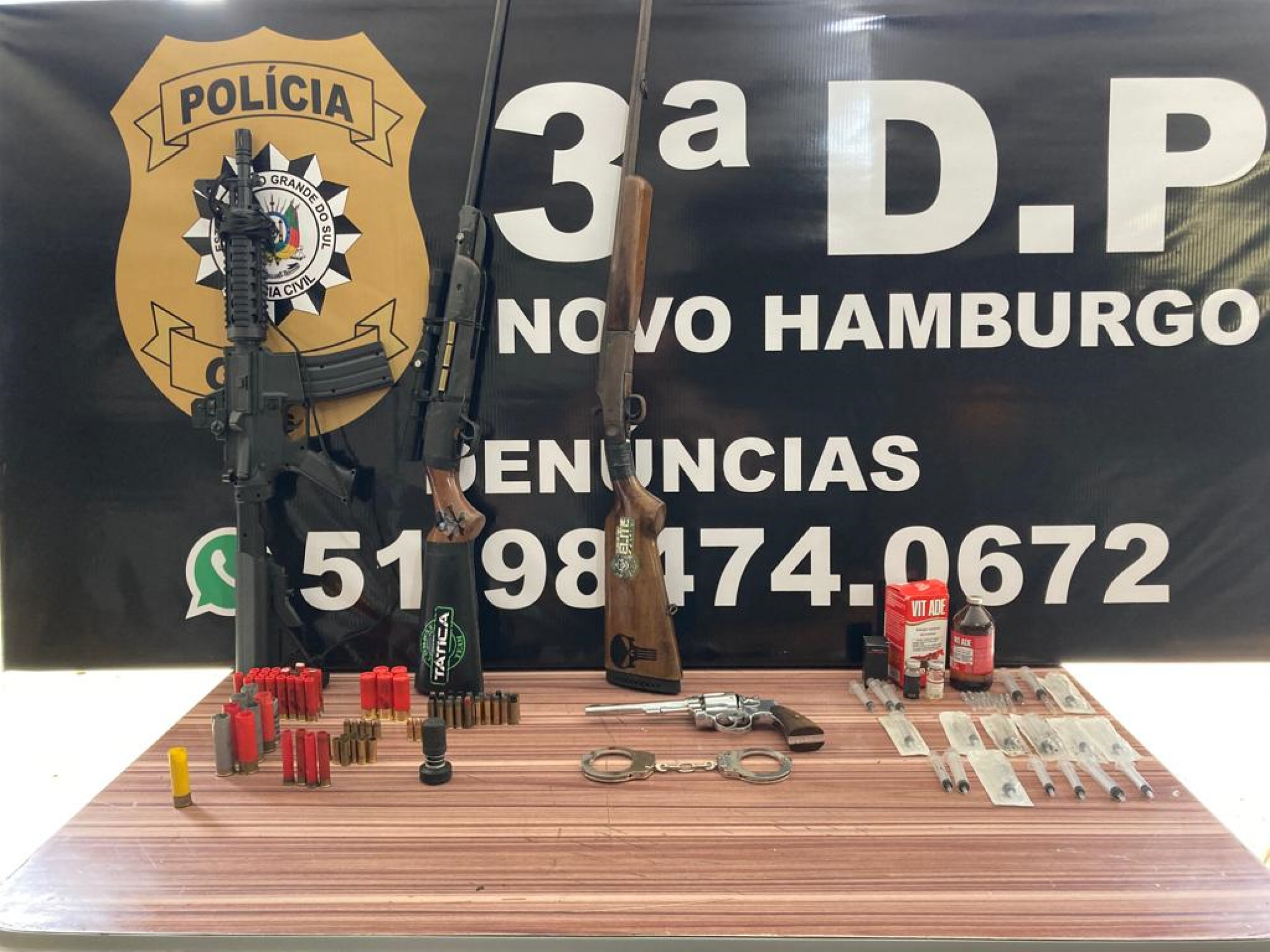 Vigilante que causava pavor ao enviar fotos com "fuzil AR-15" pelo WhatsApp é descoberto com réplica e outras armas