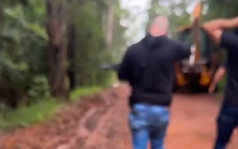 Encapuzados roubam e escondem retroescavadeira em pedreira abandonada; saiba o que fizeram com motorista