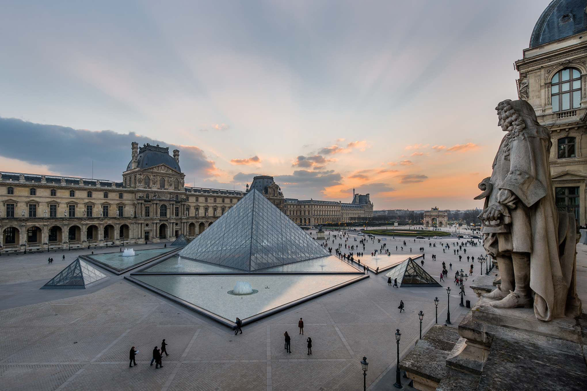 Museu do Louvre é evacuado após ameaça de bomba em Paris