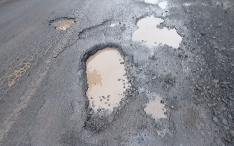 "Parece que o buraco vai ficando cada vez maior": Trabalhadora sofre acidente e reclama das condições do asfalto em Novo Hamburgo