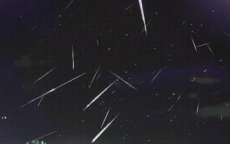 CHUVA DE METEOROS: Fragmentos do Cometa Halley entrarão na atmosfera terrestre e deixarão rastros luminosos no céu