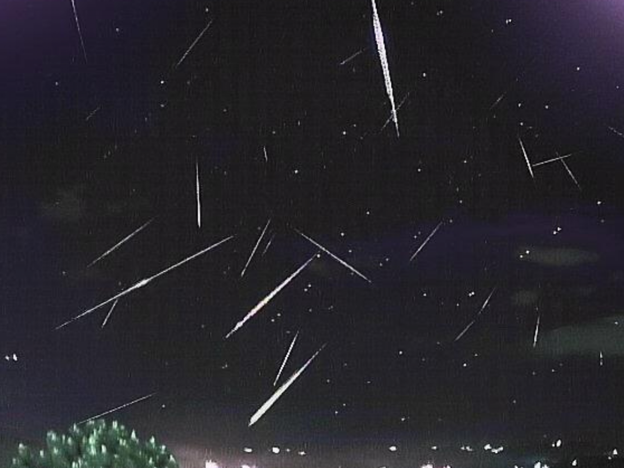 Chuva de meteoros promete espetáculo no céu neste sábado; saiba como observar