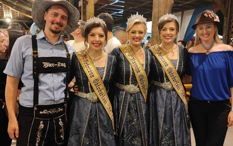 Tamiris e Anderson com a corte da Oktoberfest de Igrejinha | Jornal NH