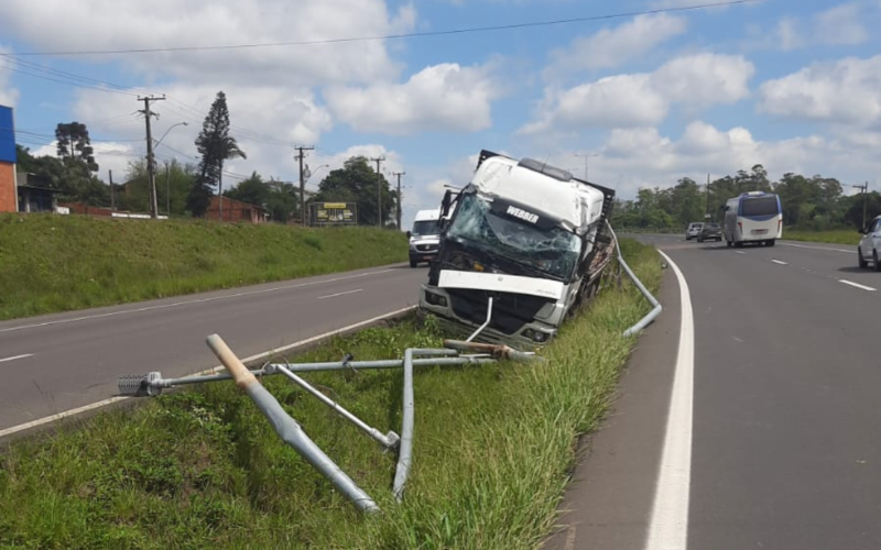 Motorista de caminhão fica ferido após perder controle do veículo e derrubar postes na RS-118 | Jornal NH