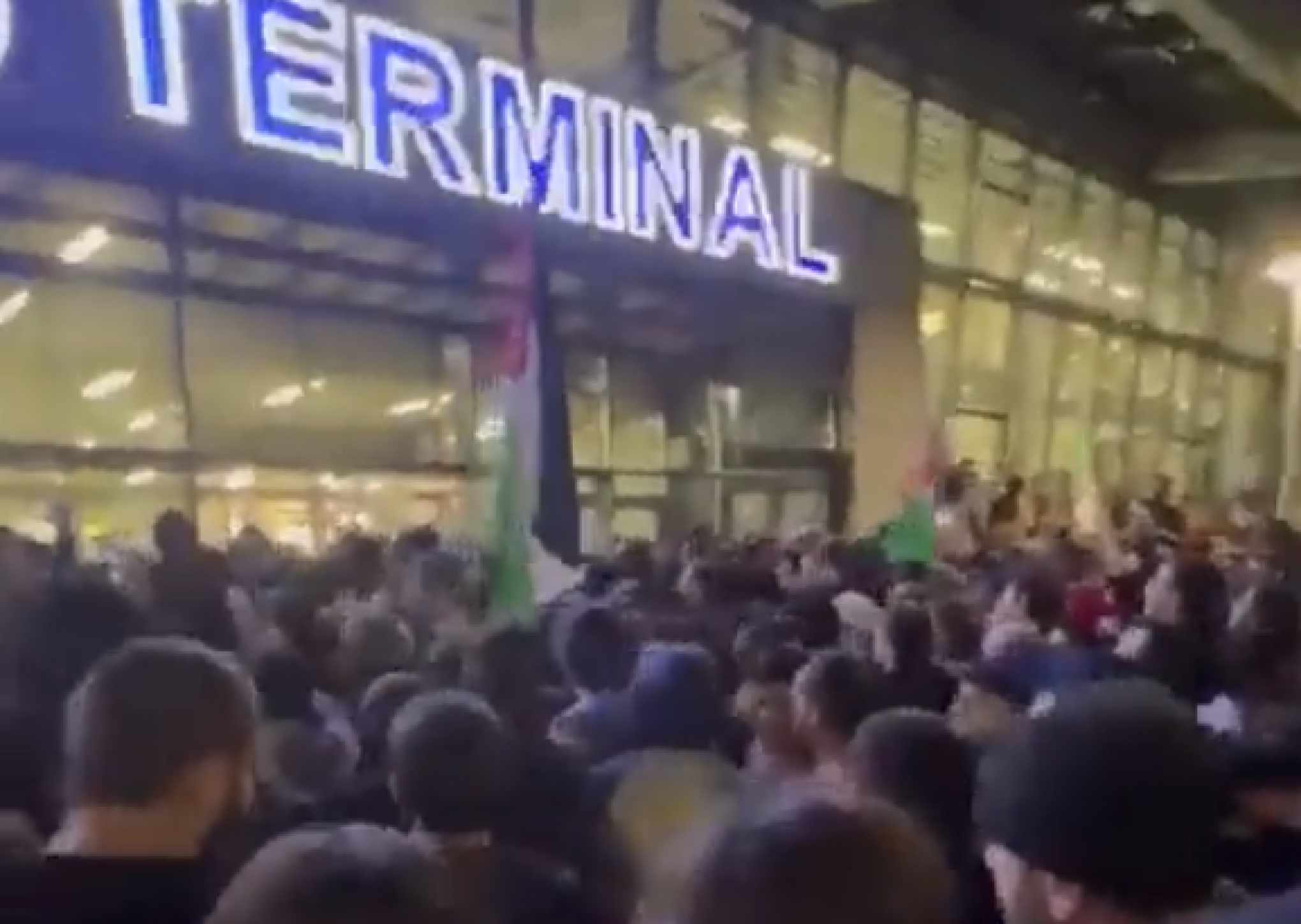 Aeroporto na Rússia é fechado após multidão protestar contra voo vindo de Israel | Jornal NH