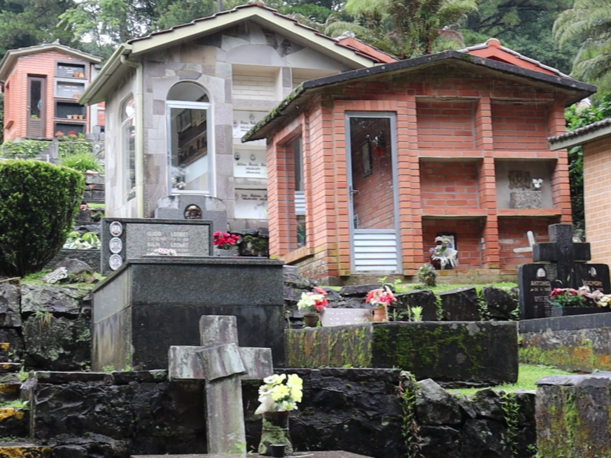 Cemitério municipal recebe limpeza e manutenção para Finados em Gramado